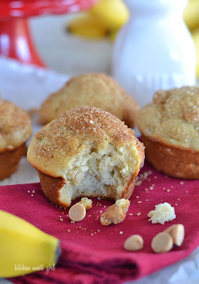 Bakery-Style Banana Muffins - a simple, easy trick to create bakery style muffins at home! #recipes #muffins www.kitchenmeetsgirl.com