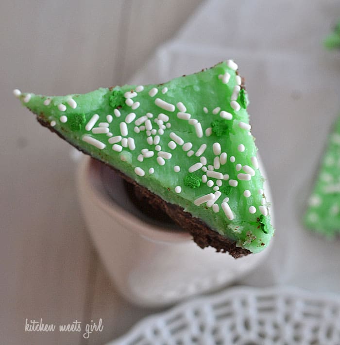 These no-bake cream cheese Thin Mints are the perfect St. Patrick's Day treat! #recipes #chocolate #mint