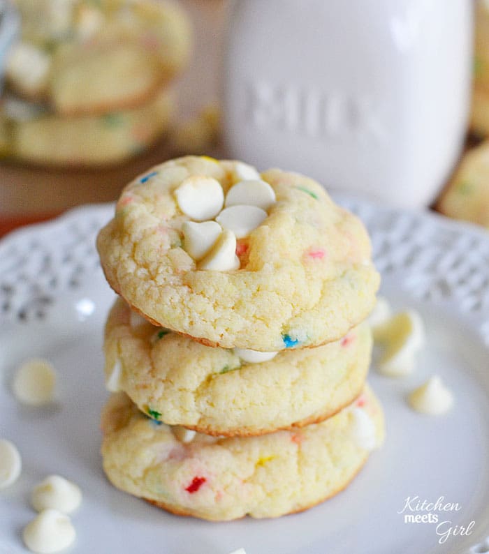 Funfetti Cheesecake Cookies from www.kitchenmeetsgirl.com - using pudding mix makes these cookies so soft and fluffy you won't be able to stop eating them! #recipes #cookies