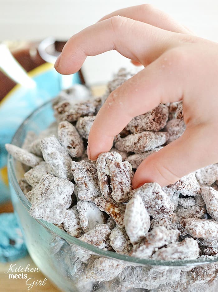 These muddy buddies are completely addictive and so easy to make! #recipe #dessert #chocolate