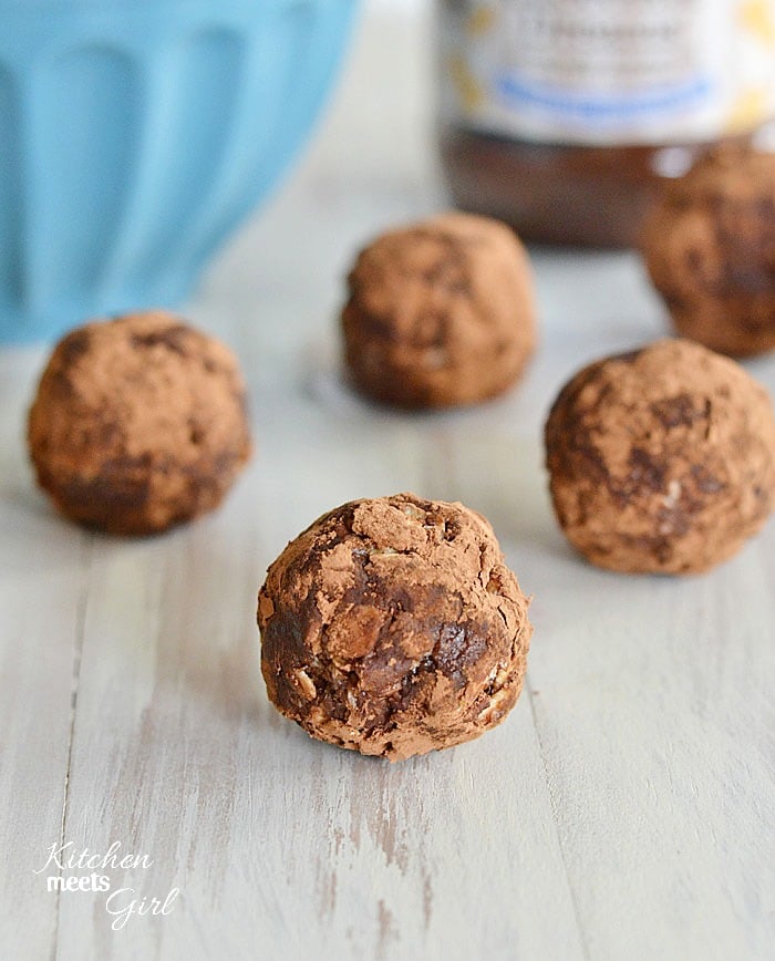 These no bake energy bites are filled with three kinds of chocolate: chocolate peanut butter, chocolate chips and cocoa powder, and come together in just a few quick steps! #recipe #chocolate