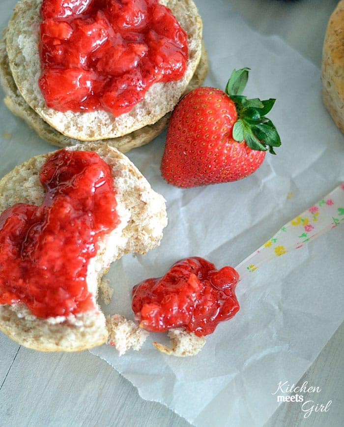 Use your fresh summer berries to make this quick and easy 15-minute strawberry jam! #recipe #strawberries