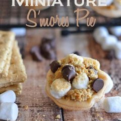These miniature s'mores pies are no-mess and perfect for small hands! #recipe #pie #s'mores