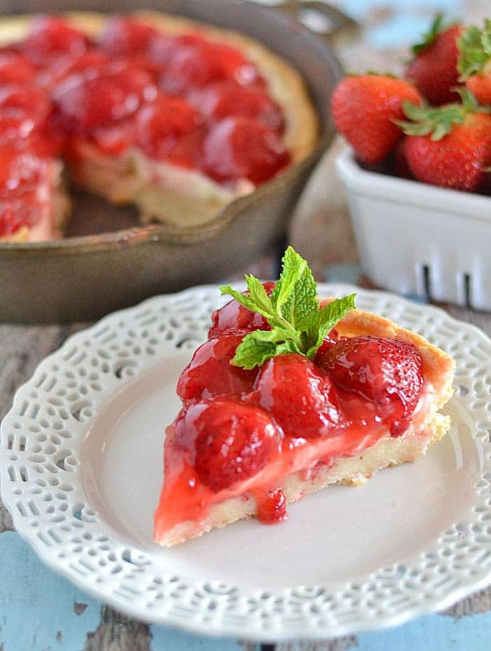 This strawberries and cream dessert pizza comes together in a flash and is a perfect summer treat! #recipe #strawberries #pizza