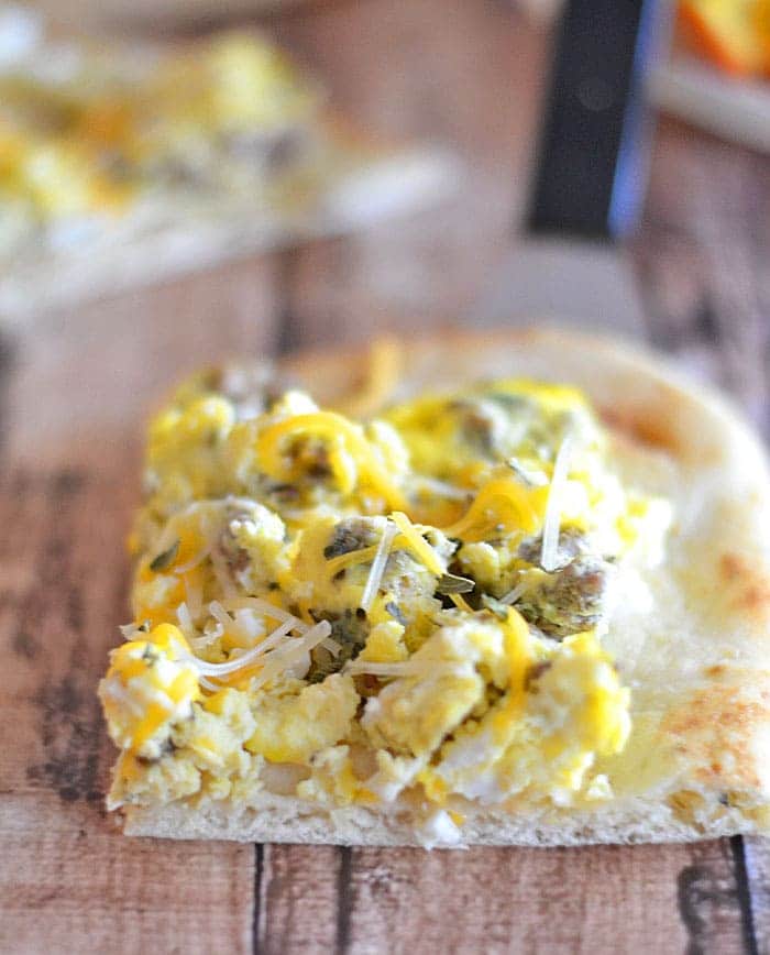 The perfect way to start the morning – flatbread pizza for breakfast! Serve with fresh fruit for a well-rounded breakfast. #recipe #breakfast #egg