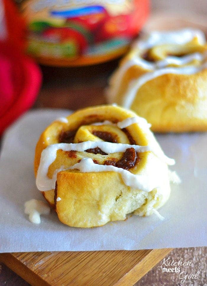 Need a quick breakfast roll with all the flavors of fall? Then these Gooey Apple Pumpkin Rolls are for you! Get the recipe at www.kitchenmeetsgirl.com #recipe #apple butter #pumpkin