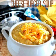 It's a cheeseburger in a bowl! This slow cooker cheeseburger soup is sure to please the entire family! #recipe #soup