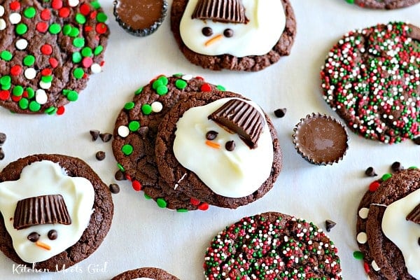 Need a last minute holiday treat but don't have a ton of time on your hands? These Reese's Capped Snowmen Cookies are super easy to make, and are a great project for little hands to help with in the kitchen!